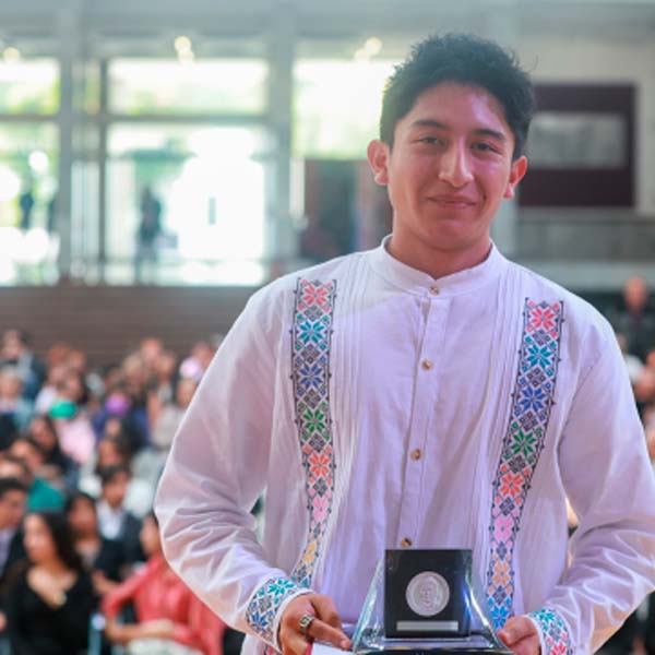 “Bernardo Quintana Arrioja” Award for Exemplary Students
