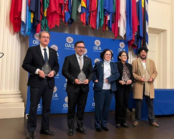 OTORGAN PREMIO DE CIENCIA Y TECNOLOGÍA DE LA OEA A REYES SANDOVAL