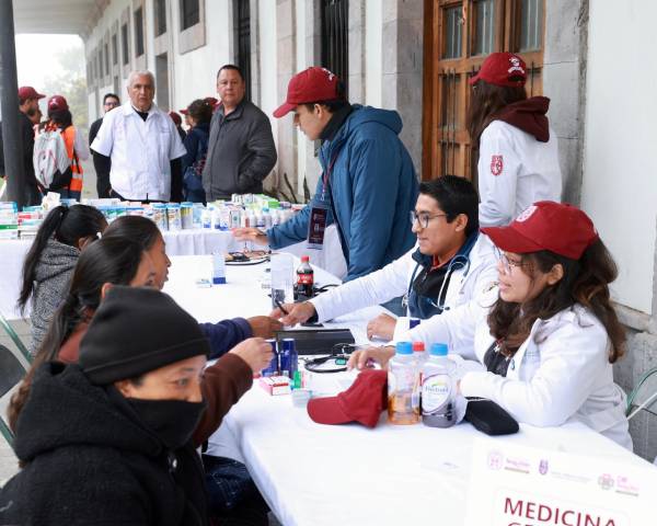 BRIGADAS DEL IPN DAN 2 MIL CONSULTAS EN TEZIUTLÁN