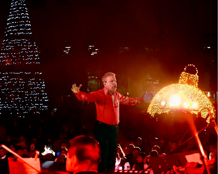 ILUMINAN LUCES NAVIDEÑAS LA PLAZA ROJA